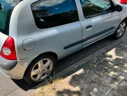 Silber Gebraucht 2004 Renault Clio II Kleinwagen | 800 €