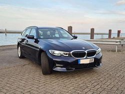Blau Gebraucht 2021 BMW 330e Sport Line Kombi | 23.200 € (Superpreis)