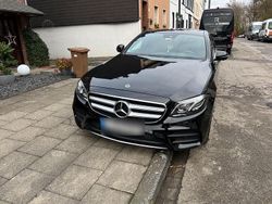 Schwarz Gebraucht 2018 Mercedes E220 AMG line Limousine | 27.400 € (Fairer Preis)