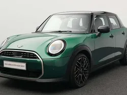 Grün Gebraucht 2024 Mini Cooper Favoured Kleinwagen | 30.539 € (Fairer Preis)