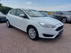 Weiß Gebraucht 2015 Ford Focus Trend Limousine | 5.800 € (Fairer Preis)