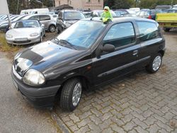 Schwarz Gebraucht 2001 Renault Clio II Basis Limousine | 1.650 €
