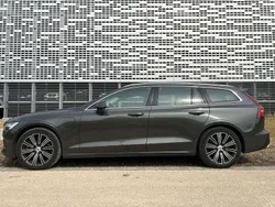 Grau Gebraucht 2021 Volvo V60 Kombi | 26.700 €
