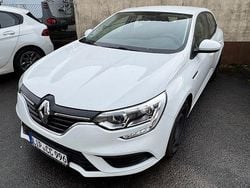 Weiß Gebraucht 2018 Renault Mégane IV Intens Limousine | 7.900 € (Superpreis)