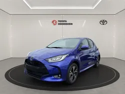 Blau Neu 2025 Toyota Yaris Hybrid Limousine | 27.777 € (Etwas zu teuer)