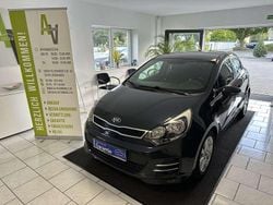 Silber Gebraucht 2016 Kia Rio DREAM-TEAM Edition Kleinwagen | 6.590 € (Fairer Preis)