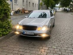 Silber Gebraucht 2003 Mercedes E220 Classic Limousine | 3.400 € (Fairer Preis)