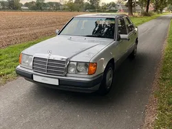 Silber Gebraucht 1990 Mercedes E200 Limousine | 5.999 €