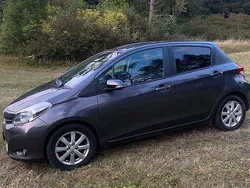 Grau Gebraucht 2014 Toyota Yaris Kleinwagen | 7.299 € (Guter Preis)