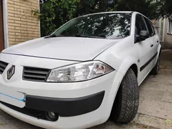 Weiß Gebraucht 2005 Renault Mégane II Authentique Limousine | 1.600 €
