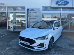 Weiß Gebraucht 2024 Ford Focus ST-Line X Limousine | 28.900 € (Teuer)