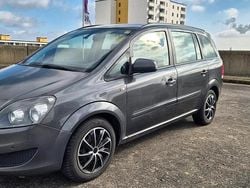 Grau Gebraucht 2012 Opel Zafira Van | 3.250 €