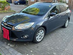 Grau Gebraucht 2014 Ford Focus Kombi | 3.800 €
