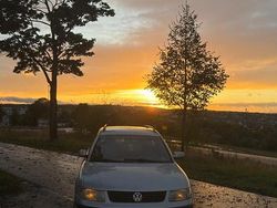 Silber Gebraucht 1999 VW Passat Kombi | 2.000 €