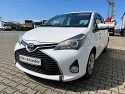 Weiß Gebraucht 2016 Toyota Yaris Limousine | 5.890 € (Guter Preis)