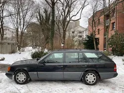 Schwarz Gebraucht 1993 Mercedes 220 Kombi | 7.600 €