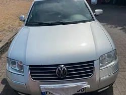 Silber Gebraucht 2002 VW Passat Kombi | 2.800 €