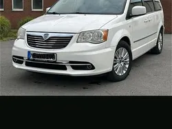 Weiß Gebraucht 2012 Lancia Voyager Van / Kleinbus | 9.350 €