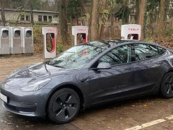 Grau Gebraucht 2021 Tesla Model 3 Long Range AWD Limousine | 31.950 € (Fairer Preis)