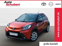 Chili red perleffekt/ night sky black Gebraucht 2022 Toyota Aygo Pulse Kleinwagen | 15.480 € (Fairer Preis)