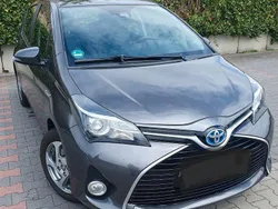 Grau Gebraucht 2017 Toyota Yaris Hybrid Limousine | 10.900 € (Guter Preis)