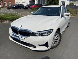 Weiß Gebraucht 2021 BMW 320 Advantage Limousine | 21.290 € (Fairer Preis)