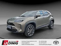 Oxide bronze (metallic) Gebraucht 2022 Toyota Yaris Hybrid Team SUV | 23.885 € (Guter Preis)