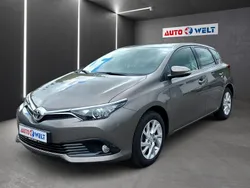 Grau Gebraucht 2017 Toyota Auris Comfort Limousine | 12.490 € (Etwas zu teuer)