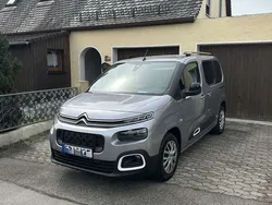 Grau Gebraucht 2023 Citroën Berlingo Feel Van / Kleinbus | 32.000 €