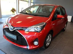Rot Gebraucht 2016 Toyota Yaris Hybrid Edition-S Limousine | 11.885 € (Superpreis)