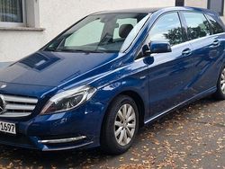 Blau Gebraucht 2012 Mercedes B200 Van / Kleinbus | 10.000 € (Guter Preis)
