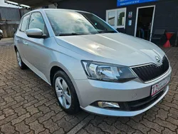 Silber Gebraucht 2015 Skoda Fabia Ambition Limousine | 7.490 € (Fairer Preis)