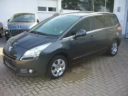 Grau Gebraucht 2013 Peugeot 5008 Van / Kleinbus | 7.994 € (Fairer Preis)
