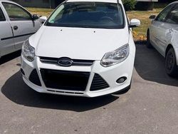 Weiß Gebraucht 2014 Ford Focus Ambiente Limousine | 3.399 € (Fairer Preis)