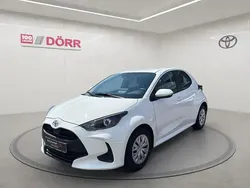 Weiß Gebraucht 2023 Toyota Yaris Comfort Limousine | 14.590 € (Guter Preis)