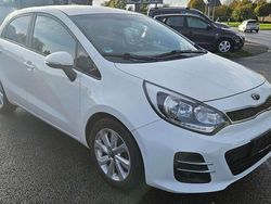 Weiß Gebraucht 2016 Kia Rio Kleinwagen | 6.799 € (Fairer Preis)