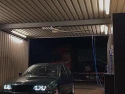 Grün Gebraucht 1998 BMW 318 Limousine | 3.550 €