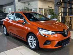Orange Gebraucht 2021 Renault Clio V Bose Edition Limousine | 17.400 € (Etwas zu teuer)