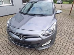 Grau Gebraucht 2013 Hyundai i30 Advantage Limousine | 6.700 € (Fairer Preis)