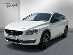 Crystal white Gebraucht 2017 Volvo V60 CC Pro Kombi | 23.989 € (Etwas zu teuer)
