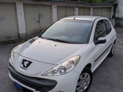Weiß Gebraucht 2009 Peugeot 206+ Kleinwagen | 2.400 € (Fairer Preis)