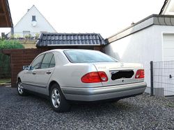 Silber Gebraucht 1998 Mercedes E240 Elegance Limousine | 9.750 €