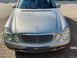 Silber Gebraucht 2005 Mercedes E200 Classic Limousine | 3.500 € (Guter Preis)