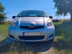 Silber Gebraucht 2010 Toyota Yaris Life Limousine | 3.599 € (Fairer Preis)