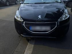 Schwarz Gebraucht 2014 Peugeot 208 Kleinwagen | 4.450 € (Fairer Preis)