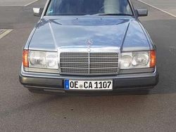 Grau Gebraucht 1990 Mercedes E200 Limousine | 7.900 €