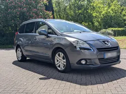 Grau Gebraucht 2011 Peugeot 5008 Van / Kleinbus | 5.199 € (Fairer Preis)