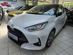 Rot Neu 2024 Toyota Yaris Hybrid Plus Limousine | 26.790 € (Guter Preis)