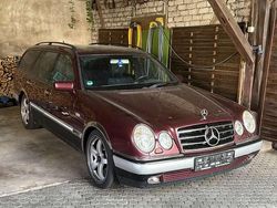 Rot Gebraucht 1997 Mercedes E200 Avantgarde Kombi | 3.099 € (Fairer Preis)