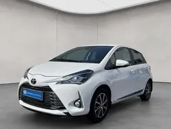 Schneeweiß Gebraucht 2019 Toyota Yaris Club Limousine | 11.490 € (Fairer Preis)